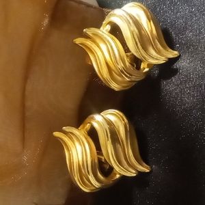 Vintage TAI clip on gold tone earrings